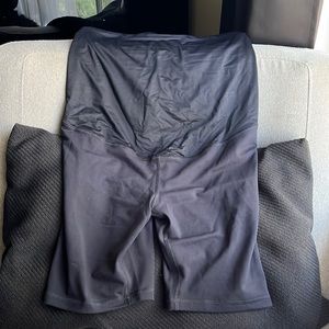 NWOT maternity bike shorts - size M